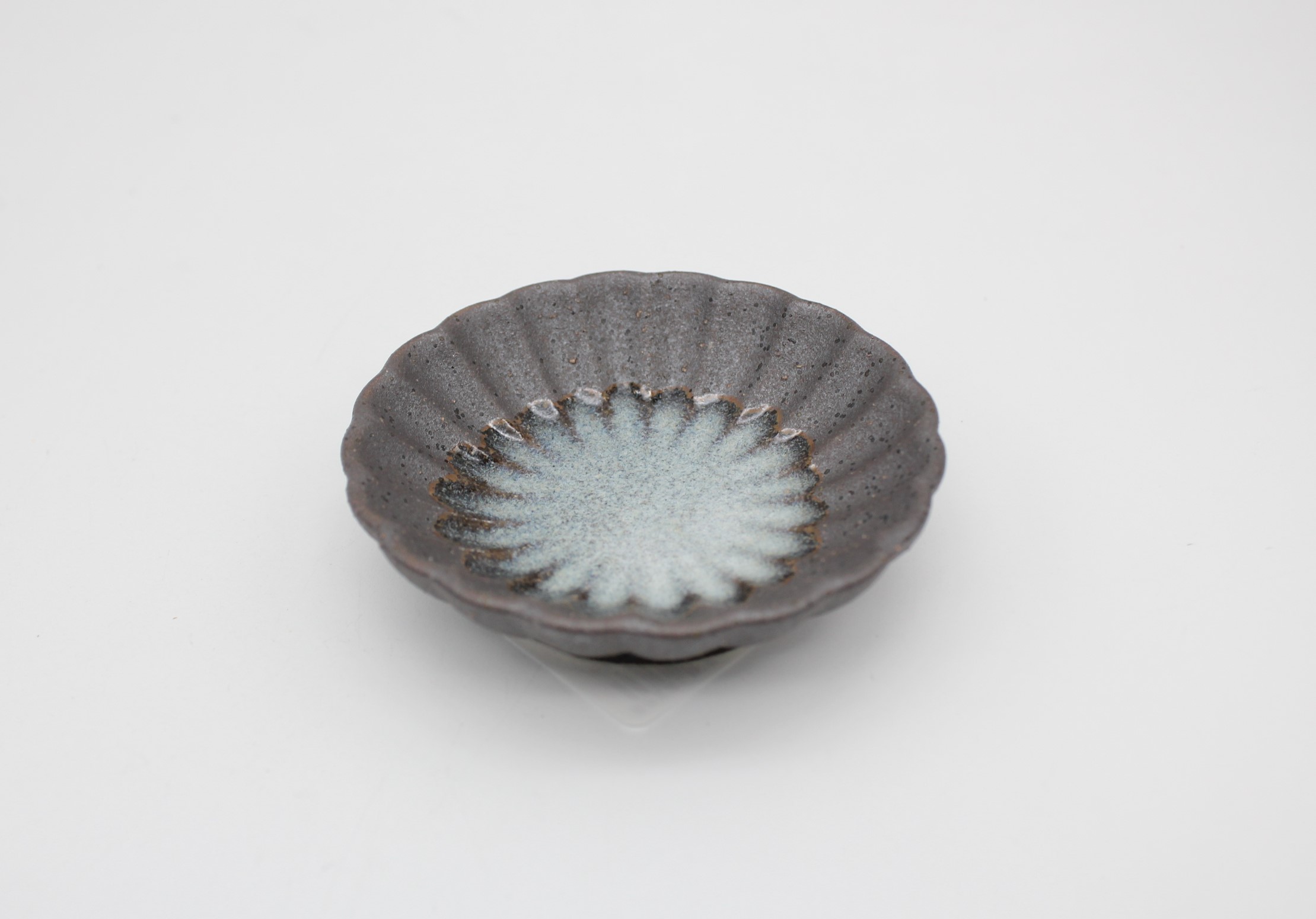 黒伊賀流し釉　菊型丸小皿
